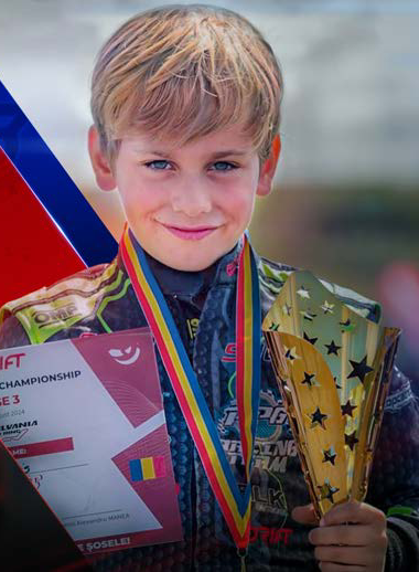 Alexis Stan cu trofee și medalie